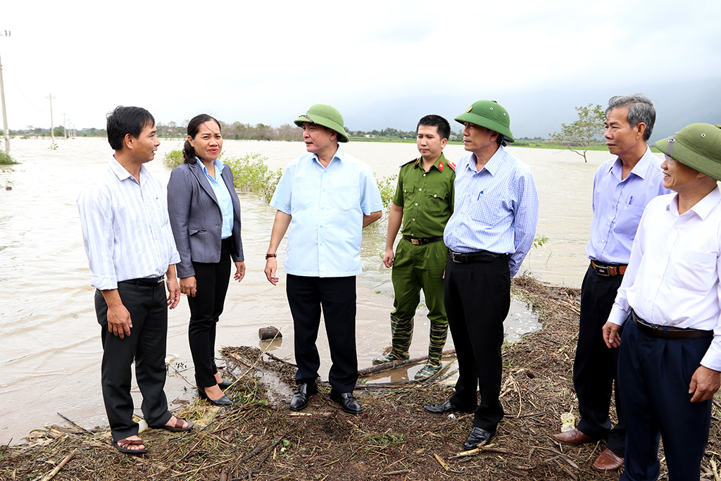 ĐOÀN CÔNG TÁC CỦA BÍ THƯ TỈNH ỦY THĂM, HỖ TRỢ CÁC GIA ĐÌNH BỊ THIỆT HẠI DO THIÊN TAI TẠI KRÔNG BÔNG